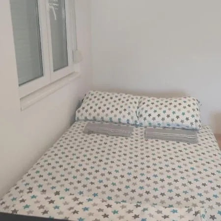 Black And White Pirot