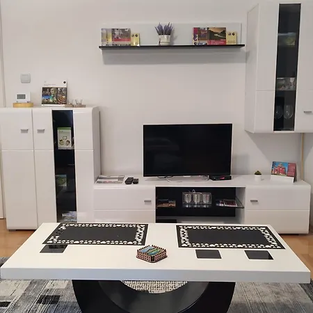 Black And White Lejlighed Pirot