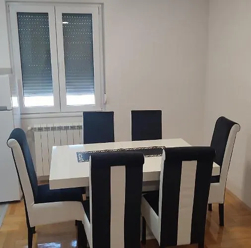 Black And White شقة بايرت