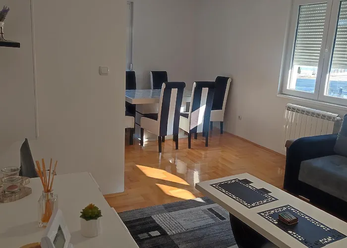 Black And White شقة