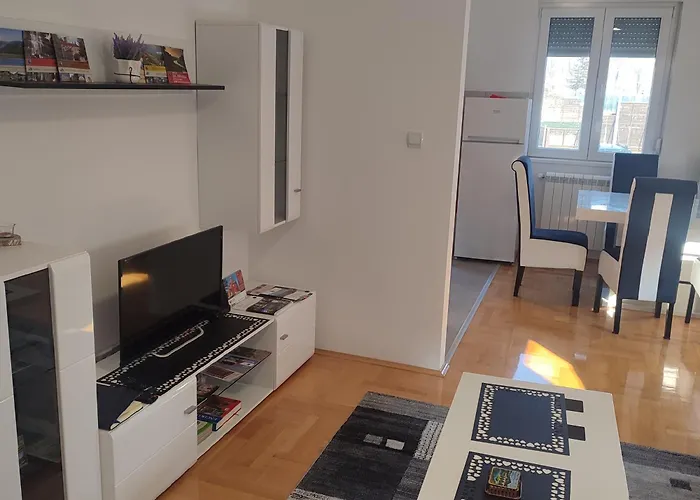 شقة Black And White